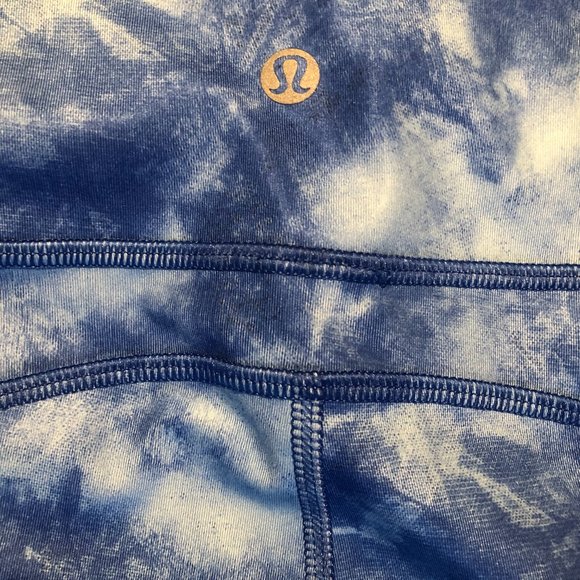 Lululemon Women's Blue and White Tie Dyed Speed Track Shorts - Picture 9 of 11